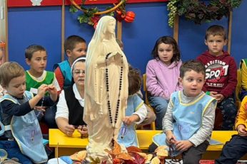 Un milion de copii se roagă Rozariul             Rugăciunea curată a celor mici – un ecou al păcii și speranței
