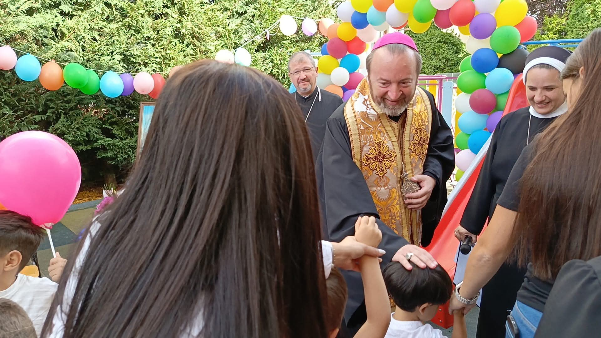 Cu recunoștință întru Domnul, Grădinița Confesională cu Program Prelungit „Sfânta Ana” întâmpină cu adâncă bucurie alegerea Preasfinției Sale Claudiu Lucian Pop ca Arhiepiscop Major al Bisericii Române Unite cu Roma, Greco-Catolică.