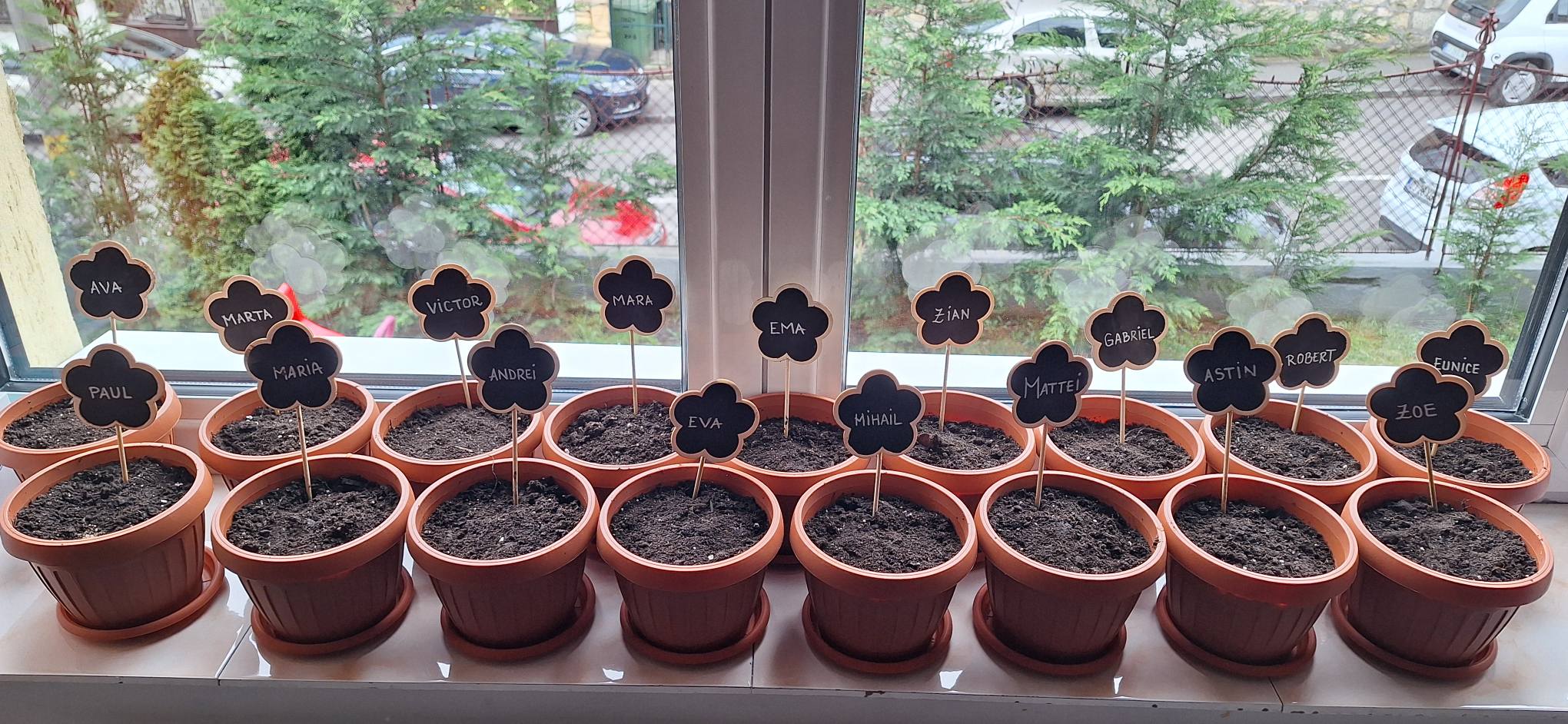 Preșcolarii din grupa mică și grupa mijlocie au „semnat” într-un mod cu totul special.