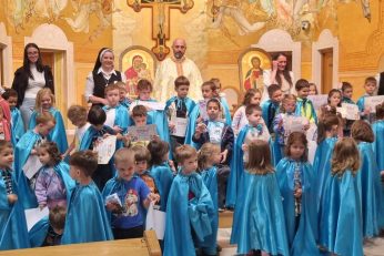 Luni, 15 iunie 2026, preșcolarii, cadrele didactice, întregul personal, părinții și bunicii au participat la Sfânta Liturghie de mulțumire de la sfârșitul anului școlar.