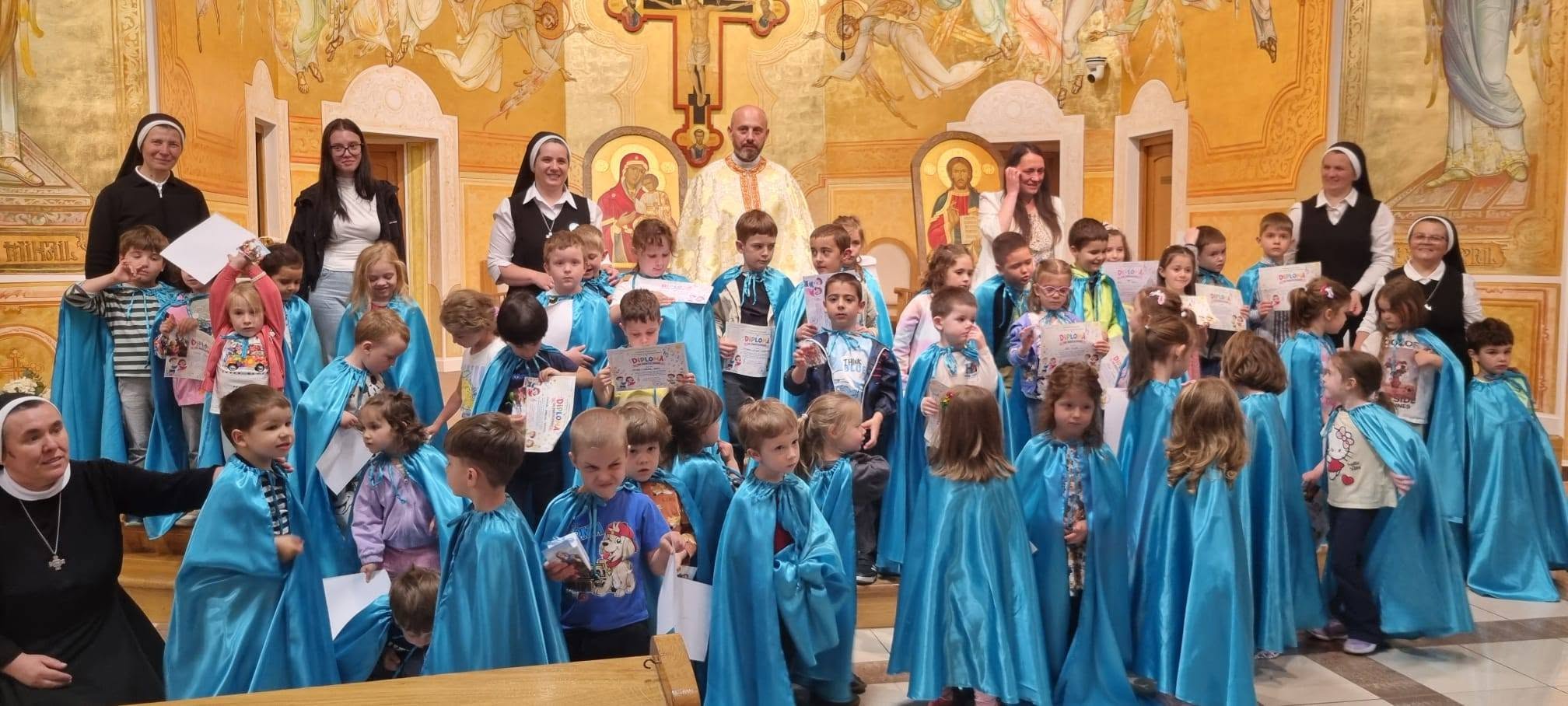 Luni, 15 iunie 2026, preșcolarii, cadrele didactice, întregul personal, părinții și bunicii au participat la Sfânta Liturghie de mulțumire de la sfârșitul anului școlar.